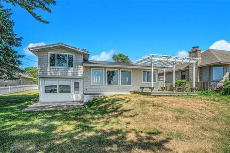 homes for sale in muskegon mi 49445.